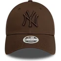 cappellino-curvo-marrone-scuro-regolabile-con-logo-marrone-scuro-per-donna-9forty-league-essential-dei-new-york-yankees-mlb-di-n