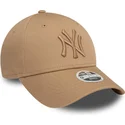 9forty-league-essential-new-york-yankees-mlb-di-new-era-cappellino-curvo-regolabile-marrone-chiaro-con-logo-marrone-chiaro-da-do