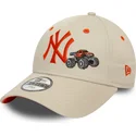 cappello-curvo-beige-regolabile-con-logo-arancione-per-bambino-9forty-graphic-monster-truck-dei-new-york-yankees-mlb-di-new-era