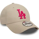 cappellino-curvo-beige-regolabile-con-logo-rosa-9forty-league-essential-dei-los-angeles-dodgers-mlb-di-new-era