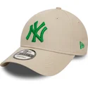 cappellino-beige-regolabile-con-visiera-curva-e-logo-verde-9forty-league-essential-dei-new-york-yankees-mlb-di-new-era