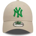 cappellino-beige-regolabile-con-visiera-curva-e-logo-verde-9forty-league-essential-dei-new-york-yankees-mlb-di-new-era