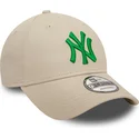 cappellino-beige-regolabile-con-visiera-curva-e-logo-verde-9forty-league-essential-dei-new-york-yankees-mlb-di-new-era
