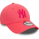 cappellino-regolabile-rosa-con-visiera-curva-e-logo-rosa-9forty-league-essential-dei-new-york-yankees-mlb-di-new-era