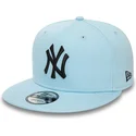 cappello-piatto-azzurro-snapback-con-logo-nero-9fifty-league-essential-dei-new-york-yankees-mlb-di-new-era