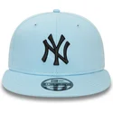 cappellino-snapback-piatto-azzurro-con-logo-nero-9fifty-league-essential-dei-new-york-yankees-mlb-di-new-era
