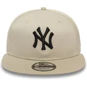 cappellino-beige-snapback-con-visiera-piatta-e-logo-nero-9fifty-league-essential-dei-new-york-yankees-mlb-di-new-era