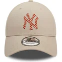 cappellino-curvo-beige-regolabile-9forty-seasonal-infill-di-new-york-yankees-mlb-di-new-era