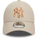 cappellino-beige-con-visiera-curva-regolabile-9forty-animal-infill-dei-new-york-yankees-mlb-di-new-era