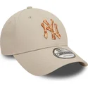 cappellino-beige-con-visiera-curva-regolabile-9forty-animal-infill-dei-new-york-yankees-mlb-di-new-era