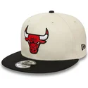 cappellino-piatto-beige-e-nero-snapback-9fifty-logo-dei-chicago-bulls-nba-di-new-era