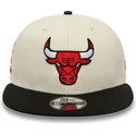cappellino-piatto-beige-e-nero-snapback-9fifty-logo-dei-chicago-bulls-nba-di-new-era