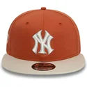 cappellino-piatto-marrone-e-beige-snapback-9fifty-patch-dei-new-york-yankees-mlb-di-new-era