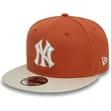 cappellino-piatto-marrone-e-beige-snapback-9fifty-patch-dei-new-york-yankees-mlb-di-new-era