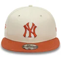 cappelli-piatta-beige-snapback-marron-9fifty-patch-dei-new-york-yankees-mlb-di-new-era