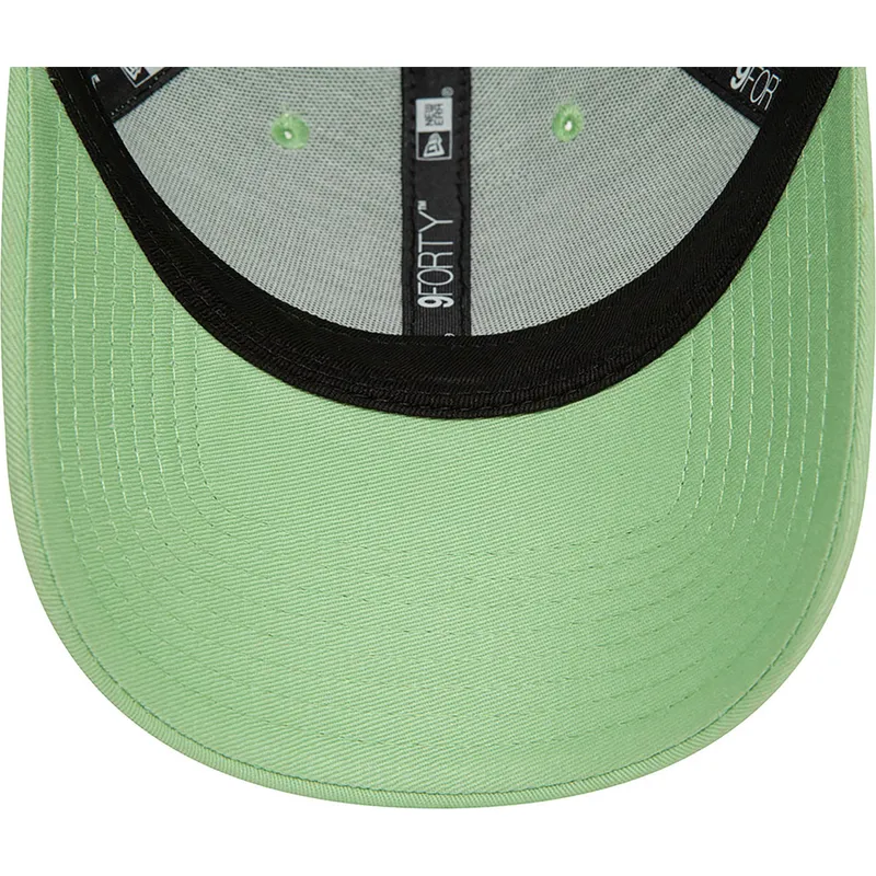 cappellino-con-visiera-curva-verde-chiaro-regolabile-9forty-essential-di-new-era