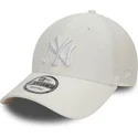cappelli-curva-bianco-cinghia-regolabile-9forty-linen-dei-new-york-yankees-mlb-di-new-era