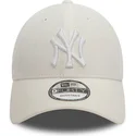 cappelli-curva-bianco-cinghia-regolabile-9forty-linen-dei-new-york-yankees-mlb-di-new-era