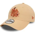 cappellino-marrone-regolabile-con-visiera-curva-9twenty-floral-dei-new-york-yankees-mlb-di-new-era