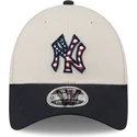 cappellino-curvo-beige-e-blu-navy-snapback-9forty-stretch-snap-4th-of-july-dei-new-york-yankees-mlb-di-new-era