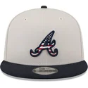 cappello-piatto-beige-e-blu-navy-snapback-9fifty-4th-of-july-degli-atlanta-braves-mlb-di-new-era