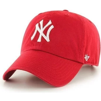 Cappellino visiera curva rosso di New York Yankees MLB Clean Up di 47 Brand