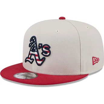 Cappellino piatto beige e rosso snapback 9FIFTY 4th of July di Oakland Athletics MLB di New Era