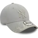 cappelli-curva-grigio-cinghia-regolabile-9forty-flame-dei-new-york-yankees-mlb-di-new-era
