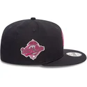 cappellino-snapback-blu-navy-con-visiera-piatta-e-logo-rosa-9fifty-seasonal-flower-dei-new-york-yankees-mlb-di-new-era