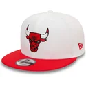 cappellino-piatto-bianco-e-rosso-snapback-9fifty-white-crown-patch-dei-chicago-bulls-nba-di-new-era