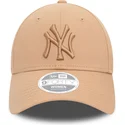 cappello-beige-a-visiera-curva-regolabile-da-donna-con-logo-beige-9forty-league-essential-dei-new-york-yankees-mlb-di-new-era