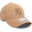 cappello-beige-a-visiera-curva-regolabile-da-donna-con-logo-beige-9forty-league-essential-dei-new-york-yankees-mlb-di-new-era