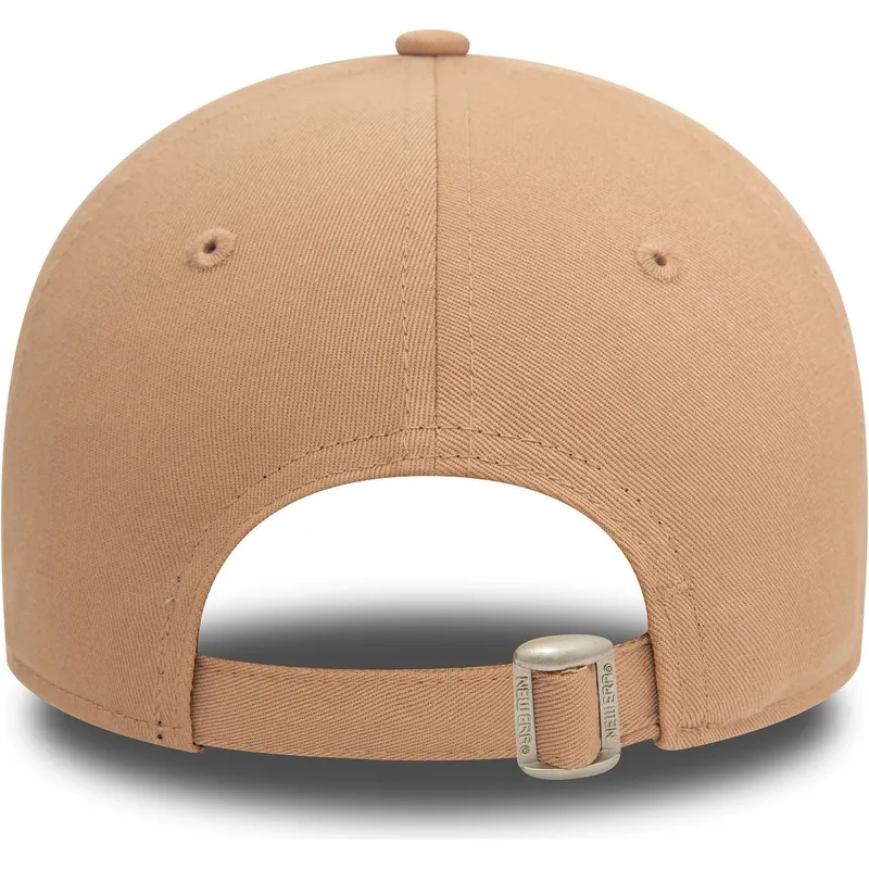cappello-beige-a-visiera-curva-regolabile-da-donna-con-logo-beige-9forty-league-essential-dei-new-york-yankees-mlb-di-new-era