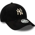 cappellino-con-visiera-curva-nero-regolabile-da-donna-con-logo-beige-9forty-cord-di-new-york-yankees-mlb-di-new-era