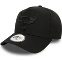 cappellino-curvo-nero-snapback-con-logo-nero-9forty-e-frame-monochrome-dei-chicago-bulls-nba-di-new-era