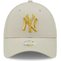 cappello-beige-regolabile-da-donna-con-logo-dorato-9forty-metallic-logo-dei-new-york-yankees-mlb-di-new-era