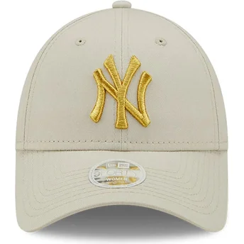 Cappellino curvo beige regolabile da donna con logo dorato 9FORTY Metallic Logo dei New York Yankees MLB di New Era