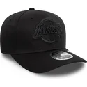 cappellino-nero-con-visiera-curva-snapback-9fifty-stretch-snap-dei-los-angeles-lakers-nba-di-new-era