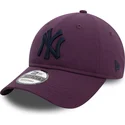 cappellino-viola-regolabile-con-visiera-curva-e-logo-blu-navy-9twenty-league-essential-dei-new-york-yankees-mlb-di-new-era