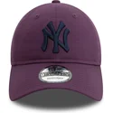 cappellino-viola-regolabile-con-visiera-curva-e-logo-blu-navy-9twenty-league-essential-dei-new-york-yankees-mlb-di-new-era