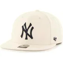 cappello-piatto-beige-liscio-snapback-di-mlb-new-york-yankees-di-47-brand