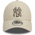 cappellino-curva-beige-regolabile-con-logo-nero-9forty-team-outline-di-new-york-yankees-mlb-di-new-era