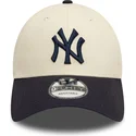 cappellino-curvo-beige-e-blu-marino-regolabile-9forty-colour-block-di-new-york-yankees-mlb-di-new-era