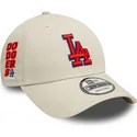 cappellino-visiera-curva-beige-regolabile-con-logo-rosso-9forty-side-patch-di-los-angeles-dodgers-mlb-di-new-era