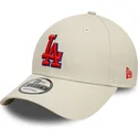 cappellino-visiera-curva-beige-regolabile-con-logo-rosso-9forty-side-patch-di-los-angeles-dodgers-mlb-di-new-era
