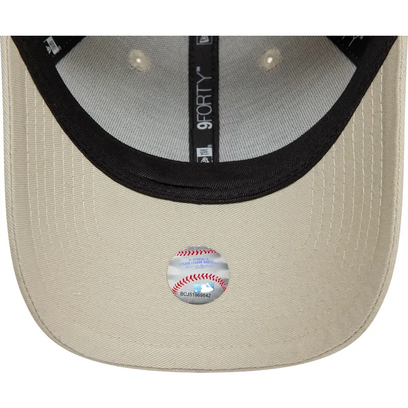 cappellino-visiera-curva-beige-regolabile-con-logo-rosso-9forty-side-patch-di-los-angeles-dodgers-mlb-di-new-era