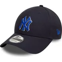 cappello-curvo-blu-navy-regolabile-con-logo-blu-9forty-side-patch-dei-new-york-yankees-mlb-di-new-era