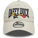 cappellino-curva-beige-regolabile-9twenty-washed-di-daffy-duck-looney-tunes-di-new-era