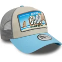 cappellino-trucker-beige-e-blu-9forty-a-frame-license-plate-di-cape-cities-and-beaches-di-new-era