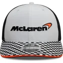 cappellino-trucker-piatto-bianco-e-nero-snapback-9fifty-visiera-a-scacchi-di-mclaren-racing-formula-1-di-new-era